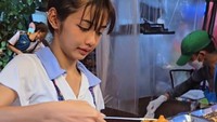 Dilansir 8days, gadis tersebut bernama Kulthida yang juga dikenal sebagai Yeehwa. Ia berusia 17 tahun dan duduk di bangku SMA di Sekolah Taphanhin, Phichit. Sekilas ia memang memiliki kemiripan fitur wajah dengan sang idol dari Thailand. Apalagi mereka sama-sama berponi. Foto: Instagram