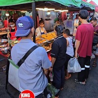 Kalau aku tidak memperhatikan lebih dekat, aku benar-benar berpikir Lisa BLACKPINK punya pekerjaan sampingan, tulis salah netizen dalam video yang memperlihatkan Lisa sedang melayani pembeli dan sudah ditonton lebih dari sejuta kali. Foto: Instagram