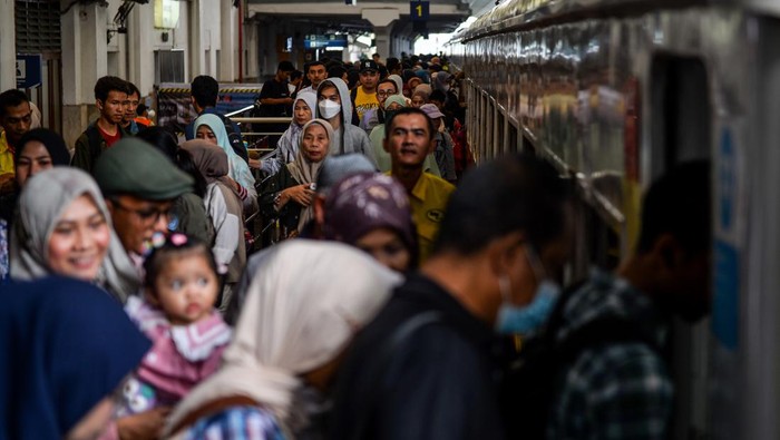 Penumpang antre keluar setibanya di Stasiun Bandung, Jawa Barat, Rabu (4/7/2024). PT KAI Daop II Bandung mencatat adanya peningkatan jumlah penumpang yang bepergian saat libur sekolah sejak akhir Juni 2024 sebanyak 30 persen atau rata-rata 11.000 penumpang per hari dibandingkan sebelum libur sekolah sebanyak 8.000 penumpang perhari. ANTARA FOTO/Raisan Al Farisi/wpa.
