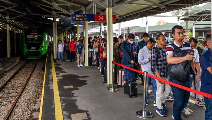 Penumpang antre keluar setibanya di Stasiun Bandung, Jawa Barat, Rabu (4/7/2024). PT KAI Daop II Bandung mencatat adanya peningkatan jumlah penumpang yang bepergian saat libur sekolah sejak akhir Juni 2024 sebanyak 30 persen atau rata-rata 11.000 penumpang per hari dibandingkan sebelum libur sekolah sebanyak 8.000 penumpang perhari. ANTARA FOTO/Raisan Al Farisi/wpa.