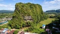 Lukisan di gua kapur itu ditemukan di Leang Karampuang, Maros-Pangkep, Sulawesi Selatan.
