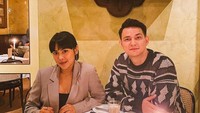 Pasangan suami istri tersebut memang kerap tampil romantis. Setiap momen spesial selalu dirayakan dengan makan bersama keluarga kecilnya. Foto: Instagram @marcelldarwin