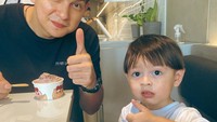 Begitu pun dengan momen ini. Marcell Darwin mengajak sang putra, Benjamin Qeenan Darwin untuk menikmati es krim di kafe populer. Foto: Instagram @marcelldarwin