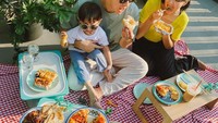 Meskipun disibukkan dengan jadwal syuting, tetapi Marcell Darwin selalu menyempatkan waktu untuk keluarga kecilnya. Ia mengajak istri dan anaknya piknik sambil makan-makan. Foto: Instagram @marcelldarwin