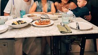 Tak hanya itu, dalam momen yang sama, mereka juga makan bersama. Tersaji menu lezat di atas meja, salah satunya olahan udang. Foto: Instagram @marcelldarwin