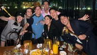 Terakhir ada keseruan Marcell Darwin dan Nabila Faisal saat makan-makan menghabiskan waktu malam tahun baru. Mereka juga merayakan dengan teman-teman lainnya. Foto: Instagram @marcelldarwin