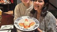 Tak kalah romantis, ini merupakan momen anniversary Marcell Darwin dan Nabila Faisal. Mereka merayakan dengan dessert dari buah apel dan es krim vanilla. Foto: Instagram @marcelldarwin