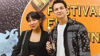 Sebagai mualaf, Marcell Darwin selalu berusaha menjadi yang terbaik. Dan sebagai istri, Nabila Faisal selalu mendukung suaminya. Foto: Instagram @marcelldarwin