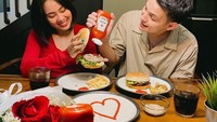 Ada juga momen romantis Marcell Darwin dan Nabila Faisal saat merayakan Hari Valentine. Kali ini, mereka merayakan dengan burger. Foto: Instagram @marcelldarwin