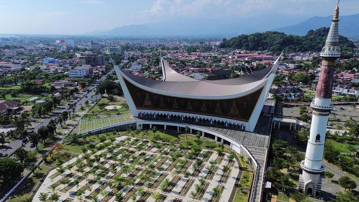 Foto udara Masjid Raya Sumatera Barat di Padang, Sumbar, Kamis (4/7/2024). Pemprov Sumbar akan meresmikan nama baru masjid terbesar di provinsi itu menjadi Masjid Raya Syekh Ahmad Khatib Al-Minangkabawi Sumatera Barat, yakni nama dari tokoh ulama Minangkabau yang pernah menjadi Imam Besar di Masjidil Haram, pada Minggu (7/7). ANTARA FOTO/Iggoy el Fitra/Spt.