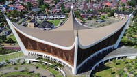 Kepala Biro Kesejahteraan Masyarakat Pemprov Sumbar, Al Amin mengatakan selama ini Masjid Raya Sumbar belum memiliki nama. Sehingga Gubernur Mahyeldi mendorong Pemprov Sumbar untuk menjadikan Syekh Ahmad Khatib Al-Minangkabawi menjadi nama masjid yang pernah dinobatkan sebagai salah satu masjid dengan desain terbaik di dunia oleh Abdullatif Al-Fozan Award.  