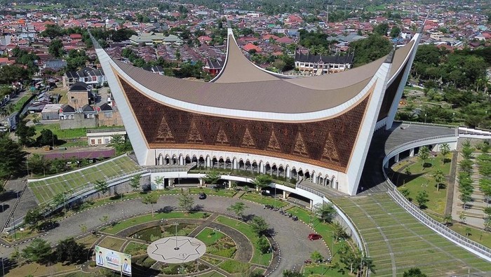 Foto udara Masjid Raya Sumatera Barat di Padang, Sumbar, Kamis (4/7/2024). Pemprov Sumbar akan meresmikan nama baru masjid terbesar di provinsi itu menjadi Masjid Raya Syekh Ahmad Khatib Al-Minangkabawi Sumatera Barat, yakni nama dari tokoh ulama Minangkabau yang pernah menjadi Imam Besar di Masjidil Haram, pada Minggu (7/7). ANTARA FOTO/Iggoy el Fitra/Spt.