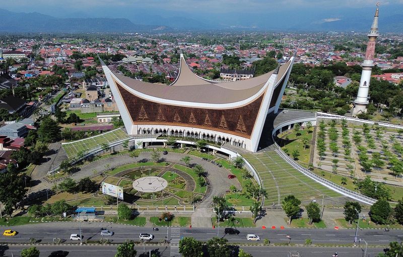 Foto udara Masjid Raya Sumatera Barat di Padang, Sumbar, Kamis (4/7/2024). Pemprov Sumbar akan meresmikan nama baru masjid terbesar di provinsi itu menjadi Masjid Raya Syekh Ahmad Khatib Al-Minangkabawi Sumatera Barat, yakni nama dari tokoh ulama Minangkabau yang pernah menjadi Imam Besar di Masjidil Haram, pada Minggu (7/7). ANTARA FOTO/Iggoy el Fitra/Spt.