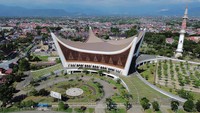 Foto udara Masjid Raya Sumatera Barat yang akan berganti nama menjadi Masjid Raya Syekh Ahmad Khatib Al-Minangkabawi, Kamis (4/7/2024).