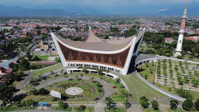 Masjid Raya Sumbar Ganti Nama Jadi Masjid Syekh Ahmad Khatib Al-Minangkabawi Foto udara Masjid Raya Sumatera Barat di Padang, Sumbar, Kamis (4/7/2024). Pemprov Sumbar akan meresmikan nama baru masjid terbesar di provinsi itu menjadi Masjid Raya Syekh Ahmad Khatib Al-Minangkabawi Sumatera Barat, yakni nama dari tokoh ulama Minangkabau yang pernah menjadi Imam Besar di Masjidil Haram, pada Minggu (7/7). ANTARA FOTO/Iggoy el Fitra/Spt.