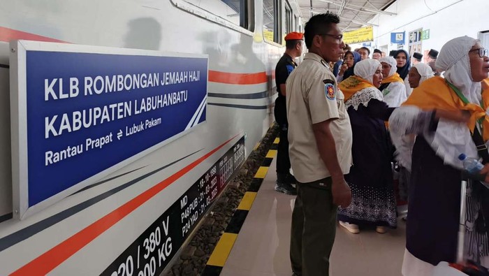 Mau Liburan Bareng Keluarga ke Luar Kota? Nih, Naik KLB Aja Ingin liburan bareng teman atau keluarga besar dengan cara yang seru dan nyaman? Yuk naik Kereta Luar Biasa (KLB) aja.