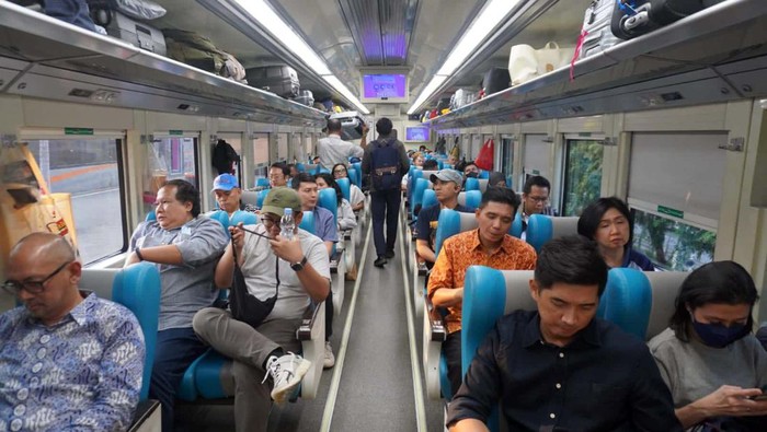 Ingin liburan bareng teman atau keluarga besar dengan cara yang seru dan nyaman? Yuk naik Kereta Luar Biasa (KLB) aja.