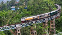 Ingin liburan bareng teman atau keluarga besar dengan cara yang seru dan nyaman? KAI punya kabar gembira untuk kalian! Kini masyarakat memiliki alternatif baru dalam angkutan wisata, yaitu Kereta Luar Biasa (KLB). Berbeda dengan perjalanan komersial biasa, kalian dapat menyewa beberapa kereta untuk rute perjalanan khusus menggunakan KLB.  