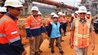 Selain melihat langsung progress investasi smelter nikel PT Ceria, Menteri ESDM Arifin Tasrif melihat soft energize (pemberian tegangan listrik) ke smelter PT Ceria yang bersumber dari layanan energi baru terbarukan (EBT) PLN.  