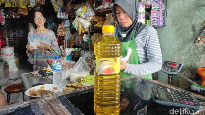 Minyakita yang dijual di salah satu warung Pasar Baru Sidoarko.