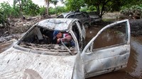 Mobil-mobil warga pun turut menjadi korban dahsyatnya badai Beryl.
