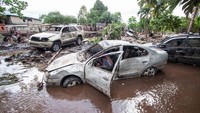 Tampak mobil-mobil rusak usai disapu banjir akibat badai Beryl. Lumpur pun berserakan di mana-mana pascabanjir.