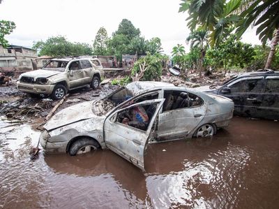 Mobil-mobil Ringsek Disapu Badai Beryl