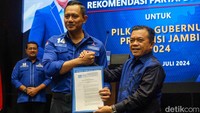 Yang terakhir, AHY menyerahkan rekomendasi kepada Al Haris sebagai bacagub Jambi. Al Haris saat ini menjabat sebagai gubernur Jambi.  