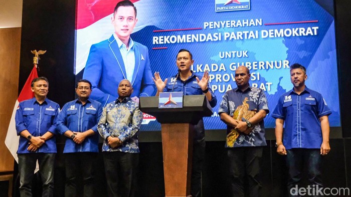 Momen AHY Dukung Bacagub Petahana Papua Barat-Babel-Jambi Ketum Partai Demokrat (PD) Agus Harimurti Yudhoyono (AHY) menyerahkan rekomendasi kepada bakal calon gubernur (bacagub) Papua Barat, Bangka Belitung, dan Jambi. Ketiganya adalah bacagub petahana.