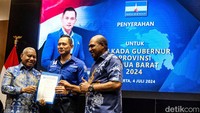 AHY menyerahkan rekomendasi dukungan kepada Dominggus Mandacan sebagai bacagub Papua Barat di kantor DPP PD, Jakarta Pusat, Kamis (4/7/2024).