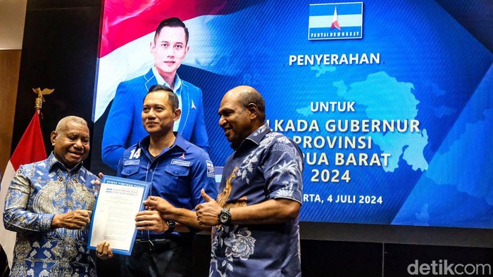 Momen AHY Dukung Bacagub Petahana Papua Barat-Babel-Jambi Ketum Partai Demokrat (PD) Agus Harimurti Yudhoyono (AHY) menyerahkan rekomendasi kepada bakal calon gubernur (bacagub) Papua Barat, Bangka Belitung, dan Jambi. Ketiganya adalah bacagub petahana.