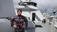Pelaut angkatan laut Indonesia Bella Lovita berdiri di atas KRI Raden Eddy Martadinata selama latihan militer Lingkar Pasifik (Rimpac) di Pangkalan Gabungan Pearl Harbor-Hickam, Hawaii, AS 3 Juli 2024. Latihan itu melibatkan 40 kapal perang permukaan, tiga kapal selam, pasukan Marinir dari 14 negara, 150 pesawat, dan total 25.000 lebih prajurit dari angkatan laut berbagai negara.  