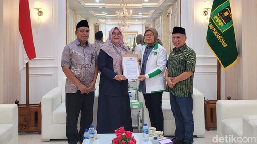 Novi-Talif saat menerima surat rekomendasi di Kantor DPP PPP di Jakarta pada Kamis (4/7/2024). (Dok DPW PPP NTB)
