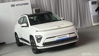 Kini Hyundai merakit lokal Kona Electric di Indonesia, termasuk dengan komponan baterainya. Satu hal yang terlihat ialah harganya yang menjadi Rp 500 jutaan. Artinya ada selisih hingga Rp 250 juta lebih murah daripada Kona Electric CBU. Foto: Ridwan Arifin