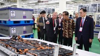 Presiden Jokowi bersama Executive Chair Hyundai Motor Group Euisun Chung berkunjung ke dalam pabrik sel baterai untuk mobil listrik Hyundai. Foto: Hyundai