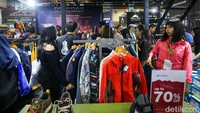 Semua kalangan meramaikan pesta outdoor ini.  