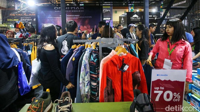Sejumlah pengunjung memilih produk-produk yang dijajakan dalam pameran Indonesia Outdoor Festival (Indofest) 2024 di Jakarta Convention Center (JCC), Senayan, Jakarta, Kamis (4/7/2024). Pameran yang digelar hingga 7 Juli 2024 tersebut menawarkan berbagai produk peralatan luar ruang (outdoor) dari produsen lokal maupun luar negeri.