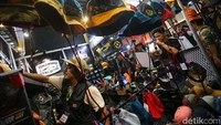 Sejumlah pengunjung memilih produk-produk yang dijajakan di pameran Indofest 2024.  