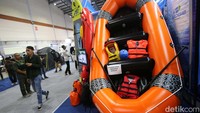 Di sini, pengunjung bisa berbelanja berbagai perlengkapan yang menunjang kegiatan outdoor.  