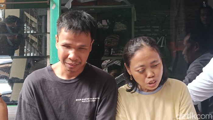 Pasutri ini terancam tak bisa menyekolahkan anaknya karena tak lolos PPDB SMA negeri. Foto diambil Kamis (4/7/2024).