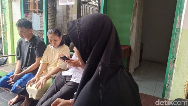 Pasutri ini terancam tak bisa menyekolahkan anaknya karena tak lolos PPDB SMA negeri. Foto diambil Kamis (4/7/2024).