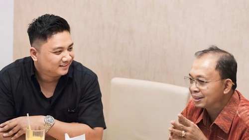 Ketua DPW PBB Bali Muhamad Shalahuddin Jamil (kiri) bertemu dengan Ketua DPD PDIP Bali Wayan Koster.