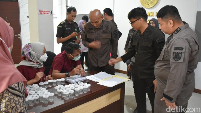pegawai dan jaksa Kejari Tanjung Perak Dites urine