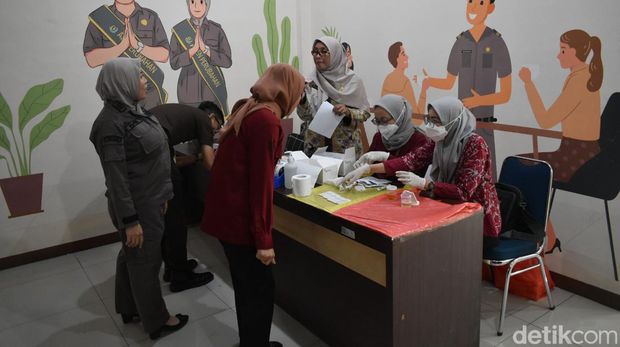 pegawai dan jaksa Kejari Tanjung Perak Dites urine