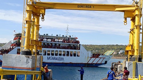 Kapal feri berlayar di Pelabuhan Tenau Kupang, belum lama ini.