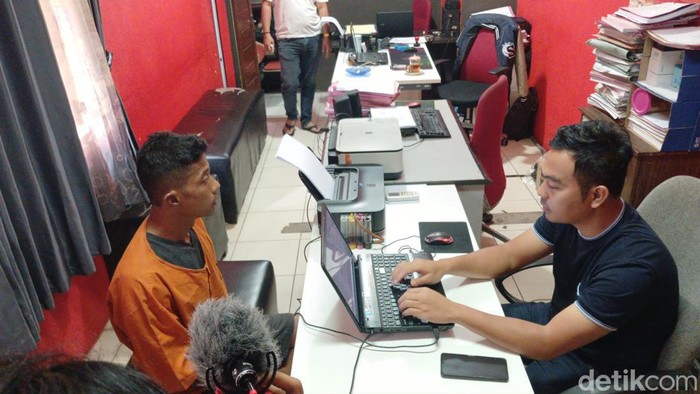 Pelaku saat diperiksa penyidik. (Foto: Alamudin Hamapu/detikSumut)