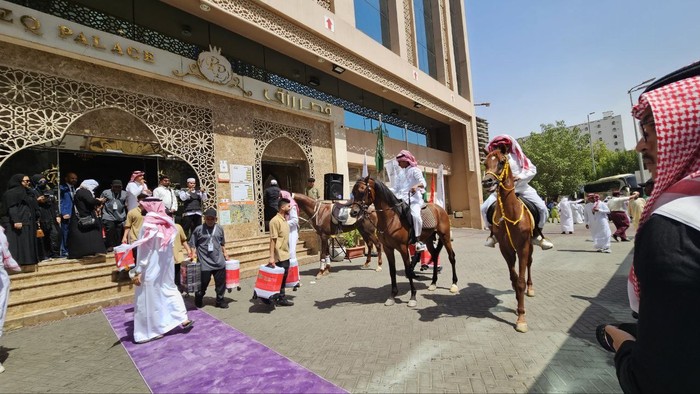 Pelepasan jemaah haji di halaman dan lobi Hotel Rizq Palace, Misfalah, Makkah.