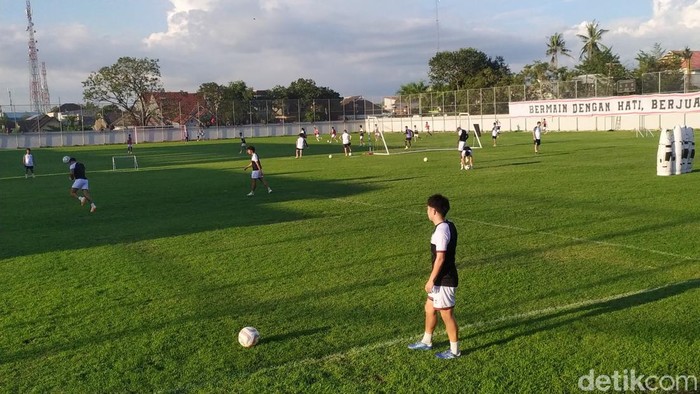 Pemain asing baru PSM Makassar Daisuke Sakai latihan di Stadion Kalegowa.