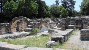 9: Pemakaman Beit Shearim: Pekuburan ini adalah serangkaian makam batu yang ditemukan di reruntuhan kota Beit Shearim, dibangun abad ke-1 SM dan dianggap sebagai pemakaman Yahudi tertua. Area tersebut baru digali sebagian dan pekerjaan masih berlanjut hingga saat ini. Tahun 2022, para arkeolog menemukan gua baru di dalam sistem pekuburan. Mereka juga menemukan sesuatu yang menyeramkan. Ditulis dengan huruf berwarna merah darah terdapat kalimat, “Yaakov HaGer bersumpah mengutuk siapa pun yang membuka kuburan ini sehingga tak ada yang akan membukanya.”  Foto: Wikipedia