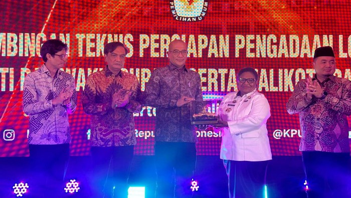 Pemprov Papua Tengah menerima penghargaan dari KPU karena telah sukses melaksanakan Pilpres dan Pileg 2024. (Antara)